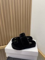 CELINE 塞琳 2024 秋冬新品包头羊毛拖鞋 这一季的赛琳又让我重新爱了它一次！ 这季节美鞋太多这款毛拖 真的是让我无法自拔真太可爱了～ 毛茸茸的羊毛是选