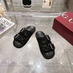8838-5 黑 35-42 这款个性十足的鞋履以优质Gg羊皮革匠心打造，集品牌典藏设计与现代优雅格调于一体。这款凉鞋缀饰标志性双G配件，尽显经典魅力与品牌格调