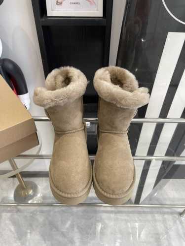 UGG 24ss 秋冬季人手必备单品雪地靴 搭配系数也是百分百 炸好看 比较设计的款，随心所欲 雪地靴显腿细 百搭单品 时尚感十足穿上气场爆涨 瞬间拉长腿型 鞋