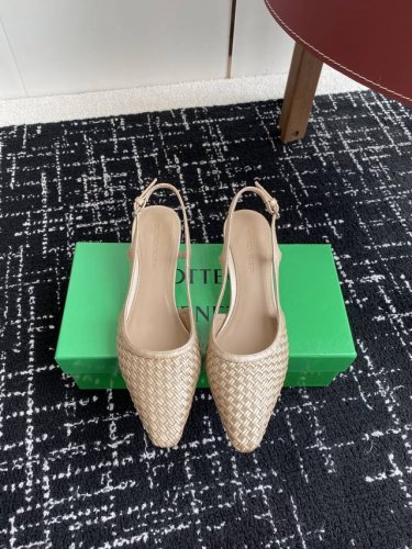 东莞代购级 bottega Venet 夏季新款小尖头编织凉鞋 超级重工这款Bv羊皮编织凉鞋 众多网红博主明星上身 上脚超性感 真的太美了 让人沦陷的舒适感 原