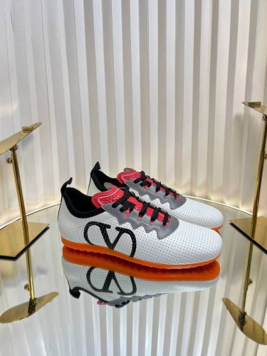 顶级版本: 男款 valentino 2025华伦天奴最新春季运动鞋 渐变色一体鞋面 Runboot运动轻盈舒适 蓝球鞋 跑步鞋 时尚运动鞋集于一体的多功能设计