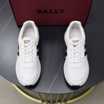 出厂价pp Bally 巴利 新款男士皮革拼接休闲运动鞋 原厂小牛皮面拼接纯色网布设计风格 舒适透气效果极好 经典的B家红白条纹织带徽章装饰 饰以 Bally