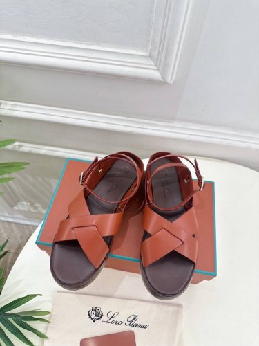 Loro piana 乐悠翩雅 代购级别2025春夏新品 Leo平底露趾交叉凉鞋 lp是意大利顶级奢侈品牌 低调奢华 设计都是一贯纯色系 简单 细节巧妙 清新脱