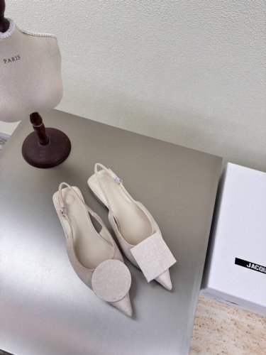 平底 Jacquemus25Ss尖头几何图案 几何图案 装饰 后空鞋 米白色 洗水帆布 系列 个性突出 鲜明格调 面料 洗水帆布 内里 小羊皮 大底 意大利真皮