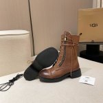 UGG. 2024独家首发机车羊毛靴 材质：面料，头层进口小牛皮. 内里.垫脚.澳洲进口纯羊毛。 大底：独家私模。橡胶材质 工艺。一靴双色鞋带。 一靴两穿。纯手