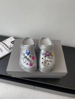 女款扣 男款10 巴黎世家Balenciaga 春夏最新情侣款洞洞鞋 25春季新款黑马单品 海内外时尚博主纷纷上脚大秀 火遍海内外社交平台 时尚达人必入款 各种