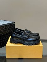 L* V Baroque男士时髦复古单品，厚底德比皮鞋，男装秀场彰显混合风格的潮流姿态。进口开边珠牛皮打造，质感十足，厚实橡胶外底镂刻 Monogram 花卉和