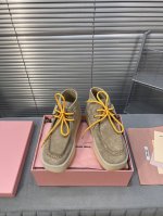 Miu Miu 缪缪新款方头厚底英伦风系带休闲鞋 此刻挚爱的概念，多元对撞，传达现代风格~ 怎么穿都好看今夏时髦精最爱 看起来不怎么舒服 上脚超级舒服 面料：进