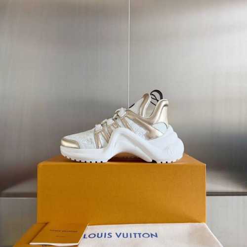 出厂 Louis Vuitton 路易威登休闲老爹鞋 弓形运动鞋 新配色 本款 Lv 运动鞋一展随性多元姿态，牛仔布衔接标志性弹力波浪形外底，搭配柔和低帮设计。