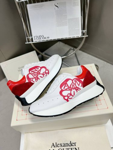 女 男 官网同步上新Alexander Mcqueen 亚历山大麦昆 春夏男Sprint运动情侣款 鞋侧面饰有时尚个性字母Seal Logo组合雕花标志 内里羊