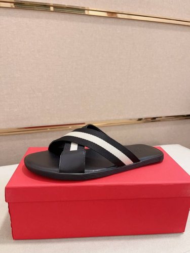 工厂P价 ~最新潮流凉拖上市 官网同款 专柜品质 精选头层小牛皮配原版织带 休闲百搭款 做工精细 用料上层 现货鞋码38到45