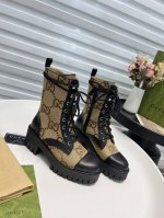 出厂价： 元 官网1:1 亮光、哑光都有 秋冬GUCCI双G电绣版系带8寸靴 全油边 高级感十足 侧拉链穿脱超方便、个性别致、品牌鲜明风格。 面料：牛皮开边珠