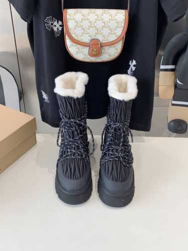 出厂价 UGG 24ss新款小马丁 独特的保暖设计 鞋面采用上头层丝绸牛皮等弹力布刺绣，超暖真羊毛内里 时尚百搭元素 升级版独家私模防滑防踢发泡特别轻 独特的前