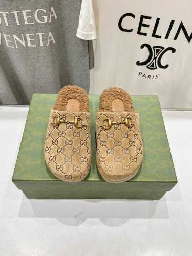 高版本出厂 Gucci* 古驰2024ss秋冬新款居家毛拖 羊羔毛的拖鞋真的是太好穿了 这款最新系列以基本廓形和标志性细节为特色。采用品牌代表材质 GG 反绒牛