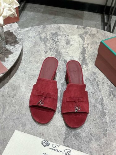 Loro Pian*现货供应经典爆款lp顶级版本 英伦矮跟拖鞋原来这就是传说走两万步都不会累脚的颜值和脚感都拿捏住了，上脚一走就会被彻底沦陷～极简的设计吸睛耐看