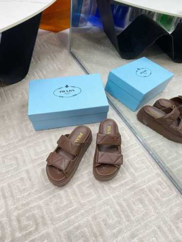 出厂价P P360 Prada 普拉达2025春夏新款凉鞋 罗马厚底魔术贴凉鞋 拖鞋 最新走秀款，经典升级 舒适度与时髦度并存 每个颜色搭配都好看，设计搭配不同
