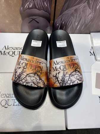 Alexander Mcqueen 。麦昆拖鞋系列：高端品牌 3D制面，升级版大底，更轻便，防滑。市场顶级品质，潮人必备，夏季拖鞋的季节来了，穿起来超级唯美. - 点击图像关闭