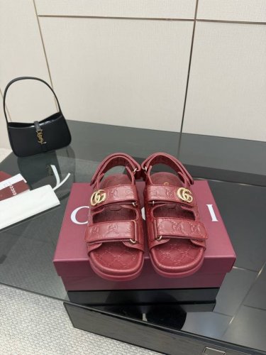 橙子出厂价p gucci 古驰 春夏新款 Gg压纹魔术贴平底凉鞋 沙滩休闲女士凉鞋 现代设计美学探索独特匠心之路 巧妙融合品牌经典元素与备受喜爱的品牌标识 这款