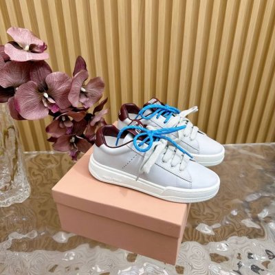 顶级版本Miumiu 2024早春新品轻便啊运动鞋 Miu Miu 缪缪大秀上爆出的这双球鞋 后全球各大代购官网火爆上市. 简单很随意不羁又能体现单宁美感，整双