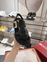 品牌推出Viv' Rangers系列演绎都市风格 本款凉鞋以皮革制成 厚底设计 点缀闪钻饰扣 精致又不失舒适脚感 小牛皮制成 金属饰扣 带魔术扣的后跟扣带 皮革