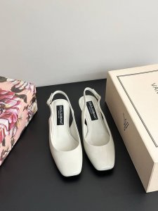2025杜嘉班纳方头女鞋 &古典与现代碰撞出的意式浪漫美学杜嘉班纳真丝系列凉鞋线条，看得到的高级感， 杜嘉班纳秀场直击，杜嘉班纳的设计总是结合古典主义与现代风格