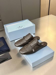 普拉达 Prada 2025春夏走秀款复古手工雕花皮雕扣平底鞋 时髦精的狂爱，走秀款整个鞋子采用原版1：1做旧工艺，鞋头采用复古镂空设计皮带扣点缀复古时髦感满满