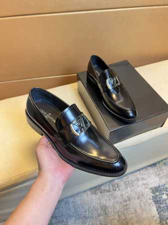 原单品质，独家首发 路易威登 ～独特现代正装皮鞋。专柜代购休闲鞋 意大利进口原版皮，牛里 拒绝脱色磨脚 鞋底：原厂特供原版底，超酷 法国懒人风格设计 原单品质 - 点击图像关闭