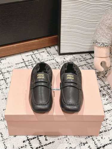 顶级品质 miu fw24 new arrival～ MiuMiu秋冬新款粗m平底金币乐福鞋 M家这款小方头平底乐福鞋非常合适柔软舒适 保留了经典金币乐福鞋的鞋