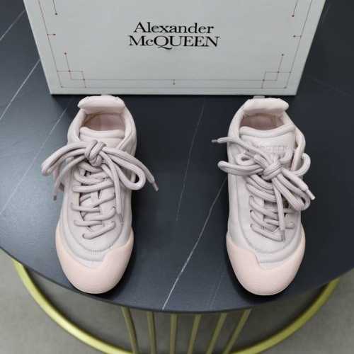 ALEXANDER MCQUEEN 亚历山大 麦昆 最新 Flexion系列 情侣款 复古运动鞋 德训鞋 这款Flexion Off white色调粒面皮革低帮
