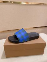 工厂价: Burberry 巴宝莉 拖鞋 男鞋高端品牌 官网1:1最新力作：原版开模定制，面料釆用进口原版橡胶材料制作，升级版大底，更轻便，防滑。市场顶级品质，