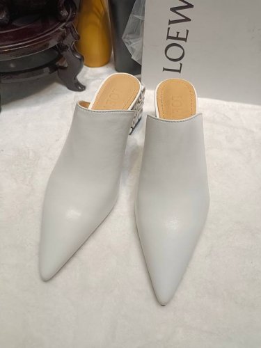 罗意威Loewe 火爆新款 配合整体原版楦型，时尚而个性好穿 颜色超赞 面料:进口牛皮。黑 白 兰 内里：水染牛皮 垫脚：水染牛皮 大底：原版真皮大底 跟: 烤