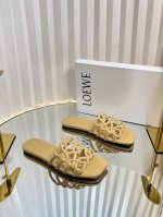 Loew* 罗意威 25Ss 春夏新品 拖鞋 疯狂种草简约设计感觉更干净优雅 让你念念不忘 颜色也很耐看漂亮 上脚瞬间气质十足气场 简直无敌帅气有型 鞋面采用牛