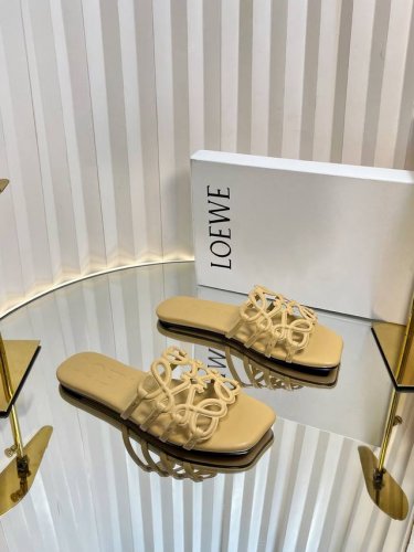 Loew* 罗意威 25Ss 春夏新品 拖鞋 疯狂种草简约设计感觉更干净优雅 让你念念不忘 颜色也很耐看漂亮 上脚瞬间气质十足气场 简直无敌帅气有型 鞋面采用牛