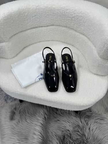 橙子出厂价p prada 普拉达 春夏新款 漆皮包头后空低跟凉鞋 漆皮 营造出随性松弛的氛围感 码数 35-40