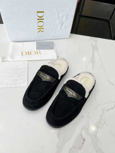 DIOR CHRONO 迪奥高版本24ss专柜新品. 原版购入. 原版开发1:1做货. 耀眼经典百，集优雅复古可爱于一身。 材质 面料：进口开边珠 内里：牛里