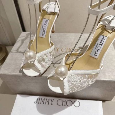 jimmychoo简单优雅又不失时尚的时尚款凉鞋 一字扣高跟凉鞋简单大方的突出了脚的美感 不管是行走在上班的路上活动的晚会上；Anywhere都能展现你的魅力；