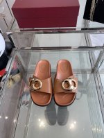 Gucci 春夏新品 金属扣凉拖 匠心打造 缀饰一眼可辨的最新设计五金扣，配以浅金色调配件 为整个设计注入一抹精致优雅气息 原版定制牛皮 内里定制羊皮 橡胶大底