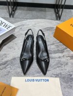 LV驴牌春夏玛丽珍猫跟时装尖头鞋 春夏秀场出镜率最高的一款单品 超多名模上脚 简约大方非常百搭 鞋面采用原版牛皮； 全皮包裸纯手工缝纫鞋面，LV彩色老花标识点缀