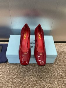 工厂价 PRADA 2025春夏新款方头高跟女鞋 普拉达粗跟果冻色时尚百搭单鞋 材质:鞋面进口牛漆皮+水染羊皮内里+意大利注塑真皮大底跟高：8.5CMSize：