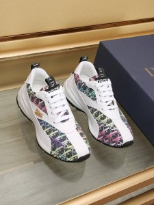 工厂 Dior迪奥 男士慢跑时尚运动鞋 这款单品从复古慢跑鞋汲取灵感。采用厚实的低帮设计，精选皮革与网眼织物拼接鞋面，搭配内增高鞋底。侧面带有浮雕“Di～R”标