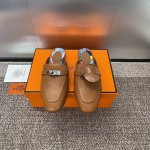 工厂价 爱马仕 Hermes 春夏经典款 Kelly扣 Oz拼色低跟女鞋 H家平底圆头穆勒凉拖鞋 材质：进口小牛皮+水染羊皮水里+意大利真皮大底 跟高：1.5C
