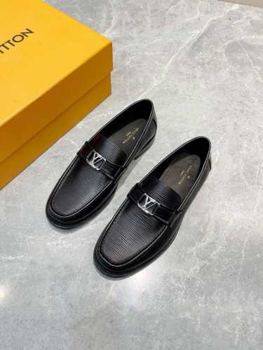 Lv 驴牌 Major手工乐福鞋－真皮大底 于 融合漆面小牛皮与手工缝纫鞋面。后者点缀金属质感皮革饰带及品牌字母，真皮外底嵌入橡胶，防滑耐磨性再度升级。 漆面小