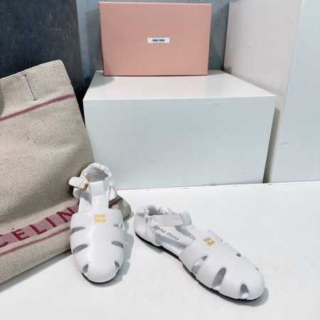 高品质出厂 ！顶级品质Miumiu25春夏季走秀款复古镂空罗马平底凉鞋 最新款 女士夏季拖鞋 ，全胎牛皮材质 ，上脚软软绵绵的 亲肤柔软舒适 ，华美工艺营造精致 - 点击图像关闭