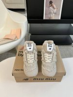 布 Miu MiuNew Balance 574联名系列、各大品牌都热衷于跨界联名、缪缪这次联名诚意满满非常有亮点鞋面粗纹布料拼接、做旧毛边设计、复古又叛逆、令