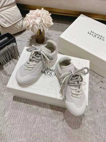 冲量价: 麦昆新款 Flexion运动鞋，十年后又一力作火爆情侣款这款Flexion Off white色调粒面皮革运动鞋，采用不同尺寸的鞋带，ALEXA受到解
