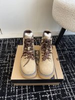 代购级 UGG.皮毛一体雪地靴 看多了经典款 需要一些点缀 今年特别爱毛线编织 成为寒冬流行穿搭的主流趋势 漫长的冬日还有什么比舒适度保暖更渴求呢 Size：#