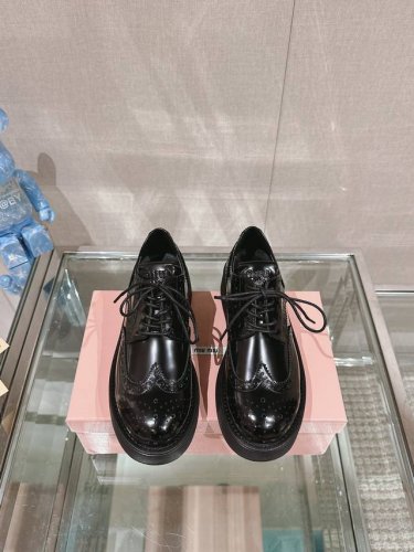 24Ss鞋款Miu Mi*厚底乐福鞋布洛克系带小皮鞋 男性与女性、古典与现代之间的标志性矛盾在两个审美不同的世界之间展开和谐对话。Church'*X Miu M