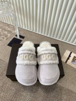 Ugg 刺绣logo圆头鞋 一眼就上头的款式 胖胖的方圆头鞋 加上羊毛边边logo 憨憨的可爱，秋冬穿搭必备单品光鞋身很轻巧，不论是居家还是出街都很可 码数：3
