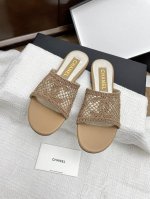 Chanel 25Ss新款蕾丝平底一字拖鞋 众多明星网红上脚，国内外博主刷爆的一个百搭系列，春夏衣橱搭配必备 凉鞋首选. 鞋面：蕾丝绸缎 内里: 进口水晶羊皮内