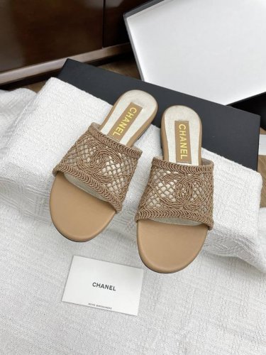 Chanel 25Ss新款蕾丝平底一字拖鞋 众多明星网红上脚，国内外博主刷爆的一个百搭系列，春夏衣橱搭配必备 凉鞋首选. 鞋面：蕾丝绸缎 内里: 进口水晶羊皮内